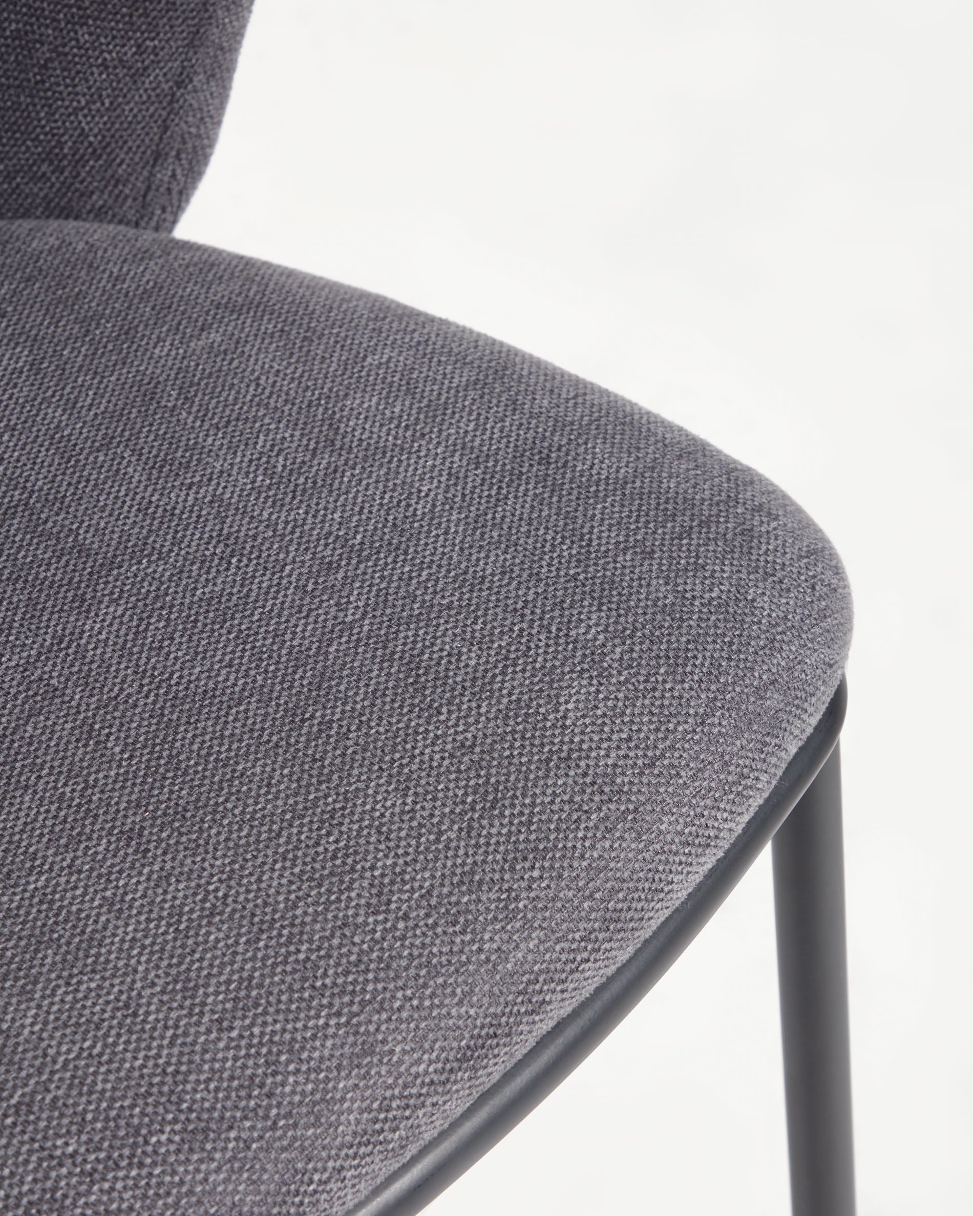 Sgabello Ciselia in ciniglia grigio scuro e gambe acciaio nero altezza 65 cm