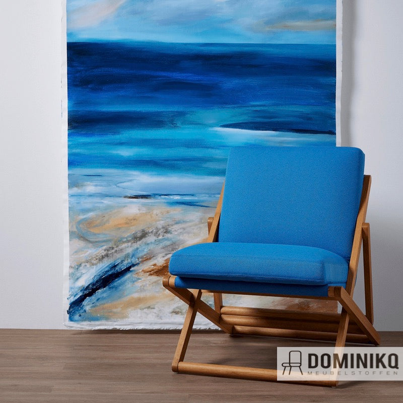 Moderne blauwe stoel met houten frame voor schilderij van oceaan, gestoffeerd met Camira Fabrics - Quest, volledig duurzaam ontwerp.