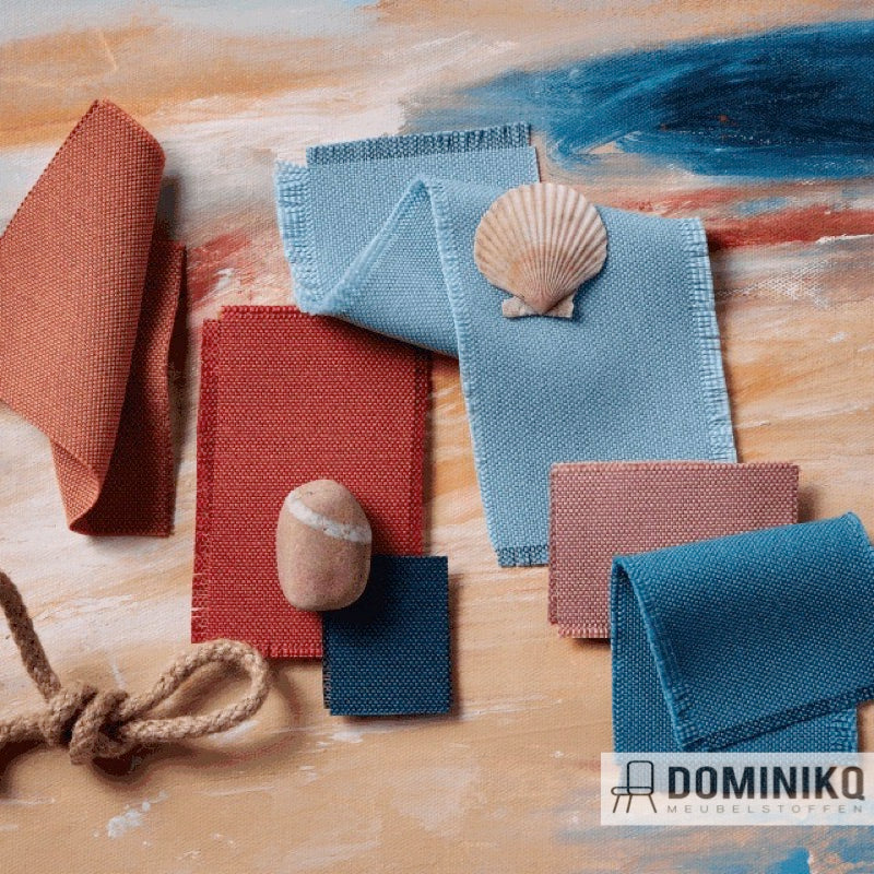 Camira Fabrics Quest stoffencollectie in blauw en rood met schelp op tafel. Duurzame stoffen gemaakt van zeeplastic.