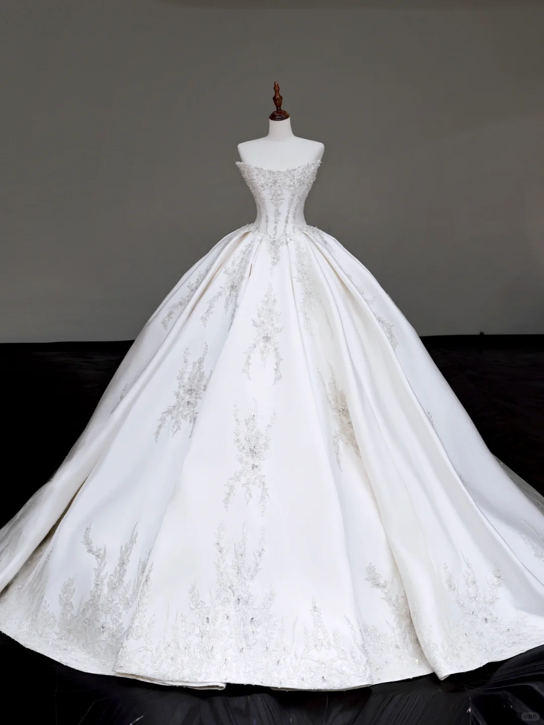 Unique Bridal Gown Ball Gown Strapless White Satin Wedding Dresses Beads Bridal Gowns HZ1214