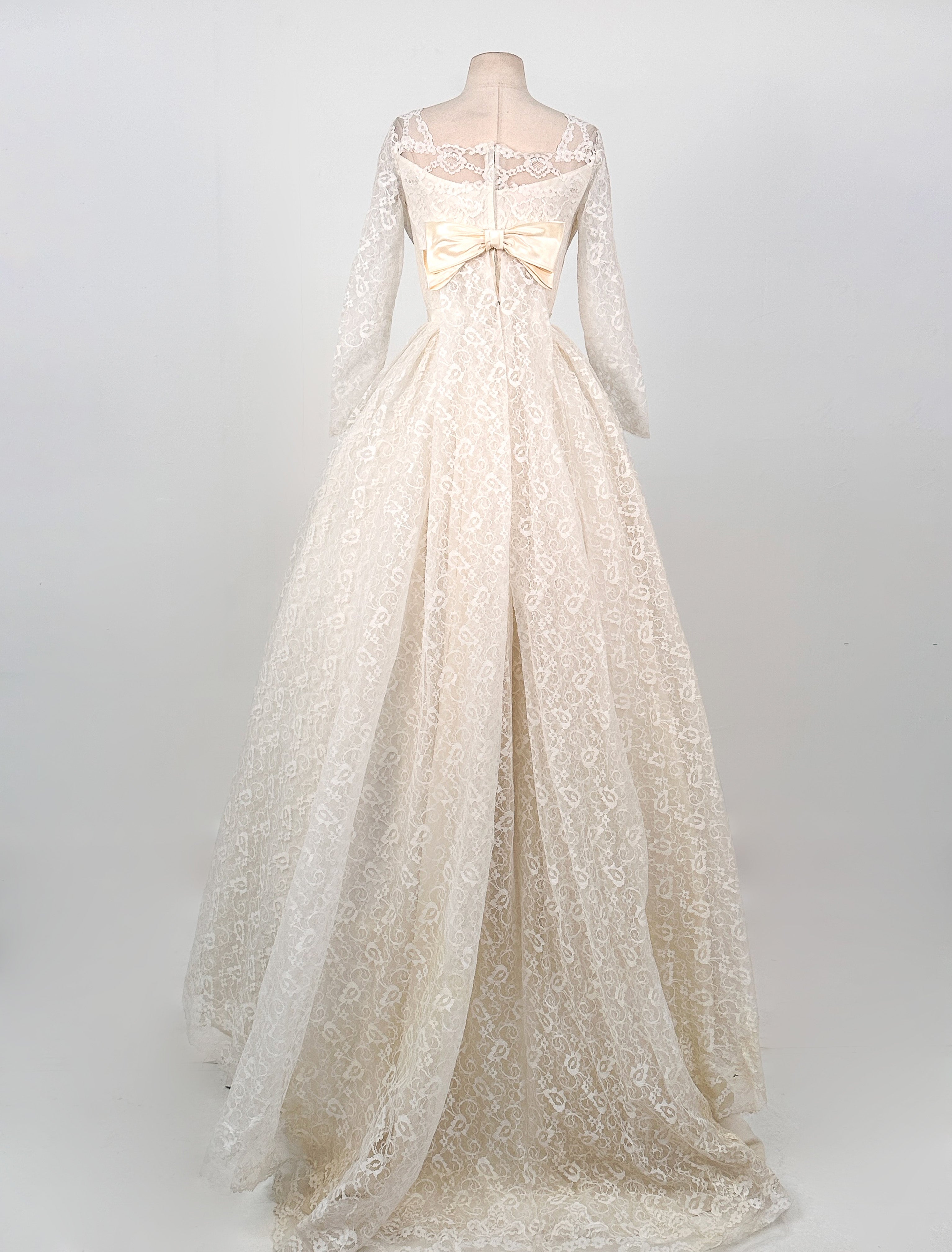 1950s Full Lace Wedding Gown with Watteau Train and Bows / Waist 26