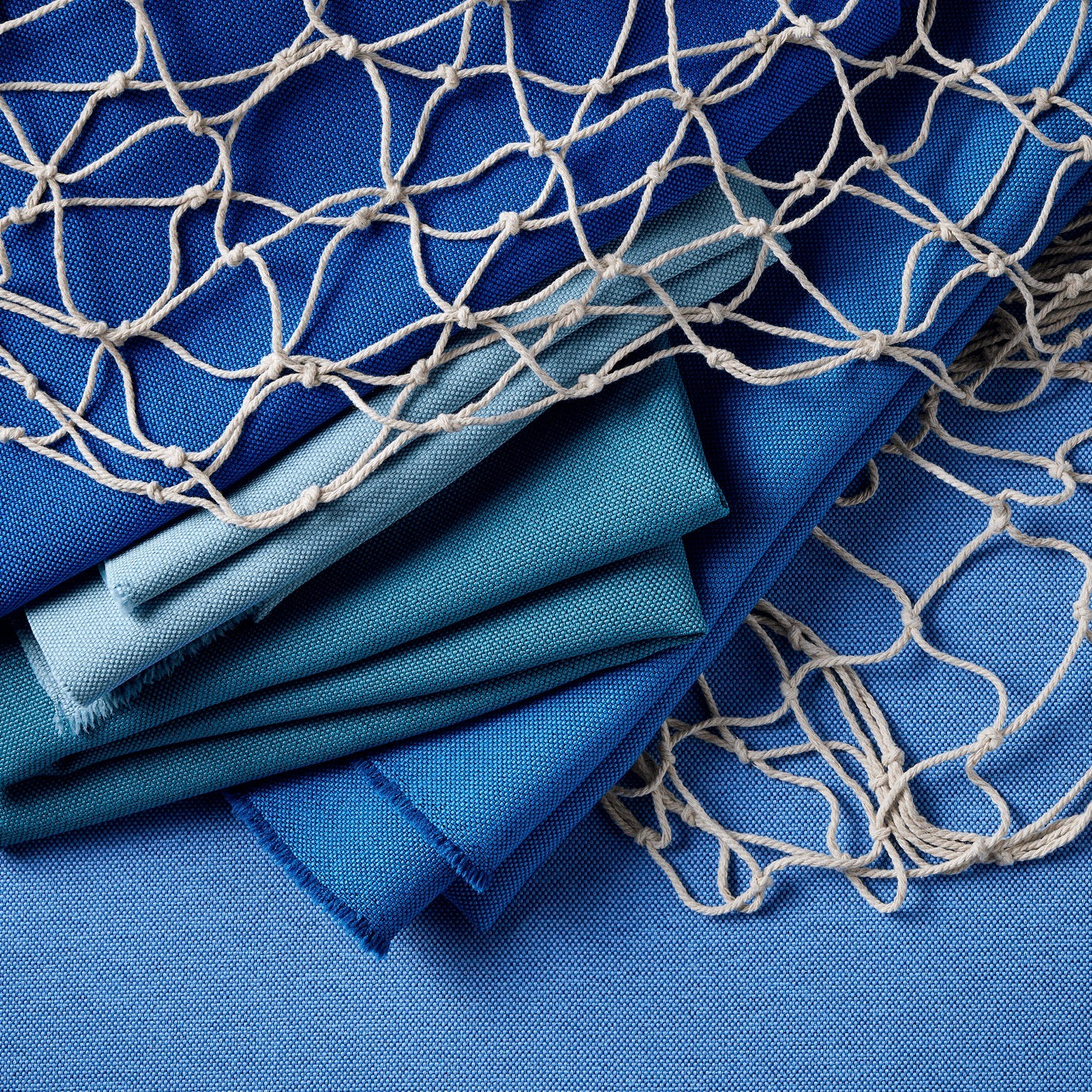 Blauwe Camira stoffen uit de Quest collectie met een vissersnet, gemaakt van hergebruikt oceaanplastic, duurzaam en lichtgewicht.