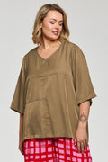 Kyra bluse fra Gozzip i sand brun