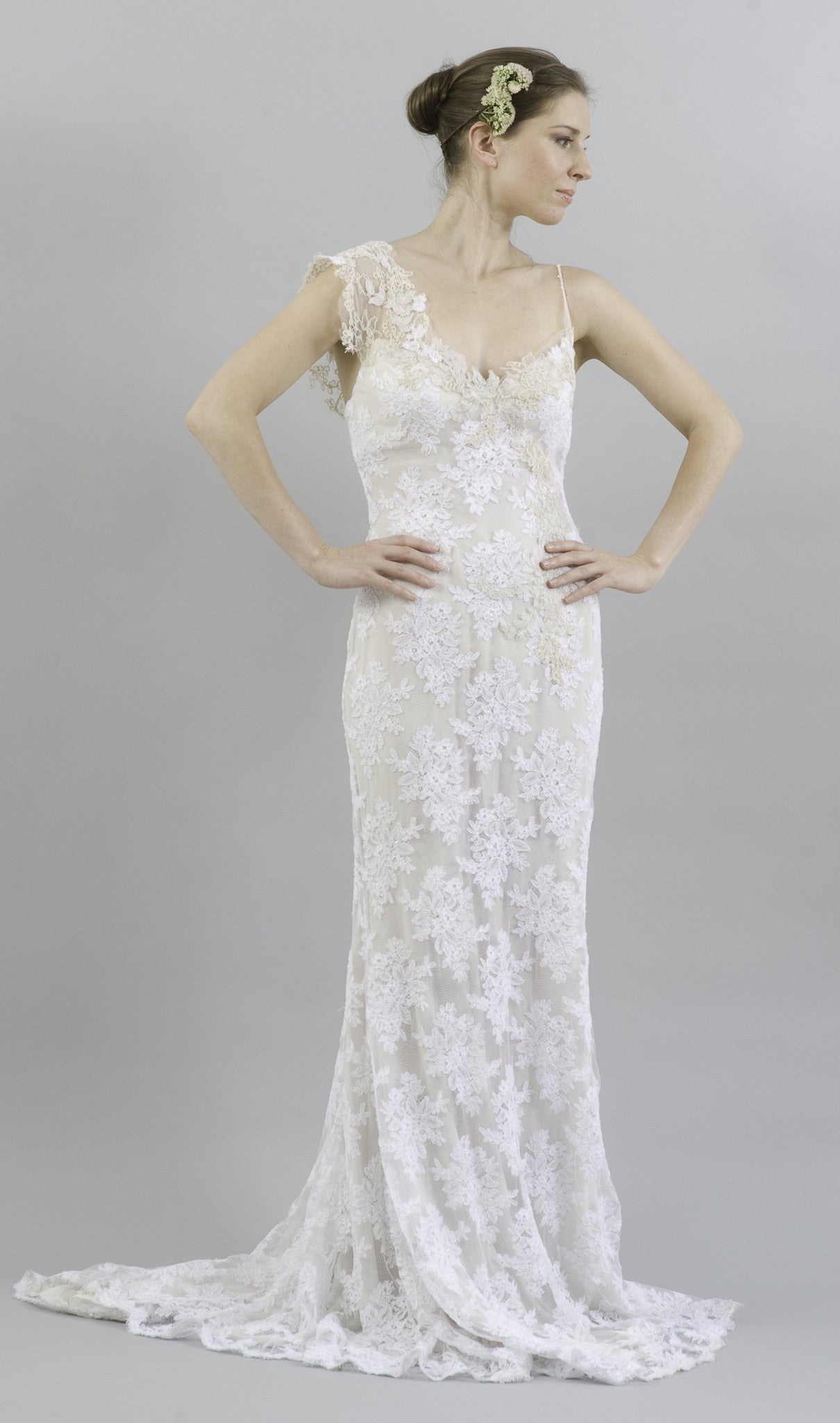 Mira Zwillinger
Mary
Fitted
Lace
One shoulder
Wedding Dress
Front